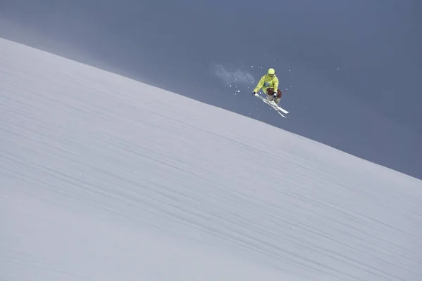Skieur volant sur les montagnes. Sport d'hiver extrême. — Photo
