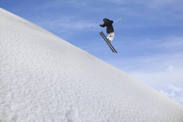 Esquiador volador en las montañas. Extremo deporte de invierno. —  Fotos de Stock