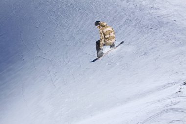 Dağlarda uçan snowboardcu. Olağanüstü kış sporu.