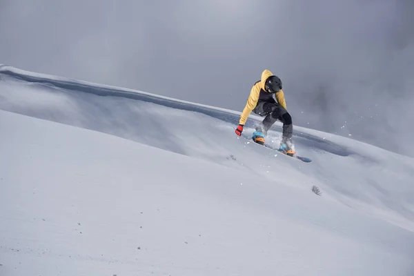 Flying snowboarder on mountains. Extreme winter sport. — Stock Photo, Image