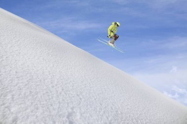 Dağlarda uçan kayakçı. Olağanüstü kış sporu.