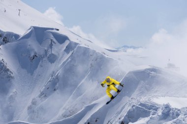 Dağlarda uçan snowboardcu. Olağanüstü kış sporu.