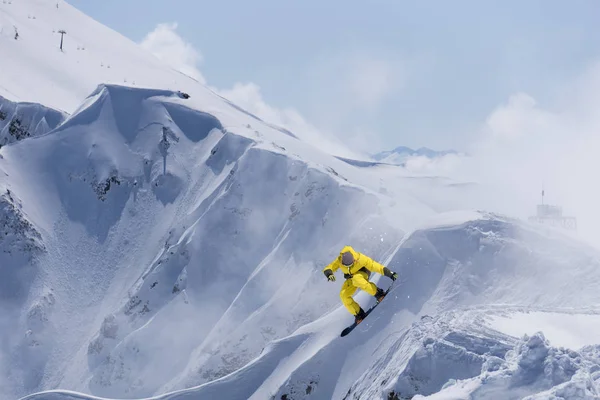 Flygande snowboardåkare på fjället. Extrem vinter sport. — Stockfoto