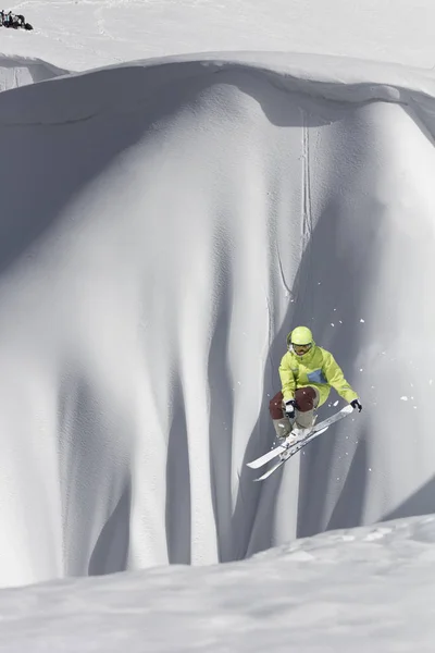 Dağlarda uçan kayakçı. Olağanüstü kış sporu. — Stok fotoğraf