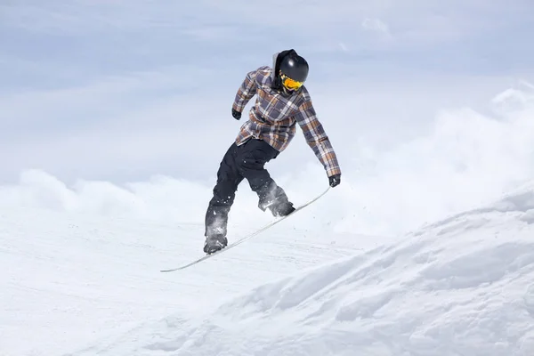 Летающий сноубордист в горах. Экстремальный зимний спорт. — стоковое фото
