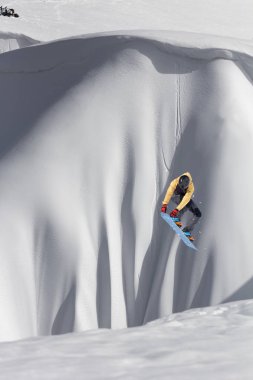 Dağlarda uçan snowboardcu. Olağanüstü kış sporu.