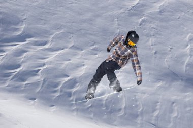 Dağlarda uçan snowboardcu. Olağanüstü kış sporu.