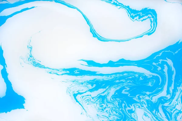 Fond abstrait en marbre bleu. Taches de peinture sur l'eau . — Photo