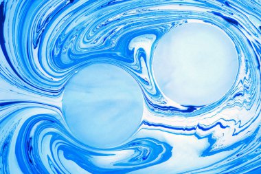 Mavi arka plan kopya alanı ile. Boya su lekeleri. Ebru sanatı, mermer kağıt.