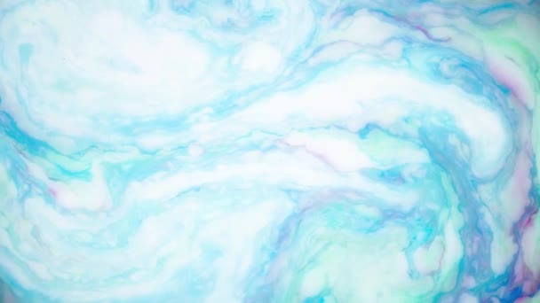 Des taches d'encre bleue sur l'eau. Images de fond abstraites . — Video