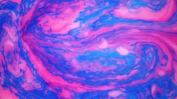 Flecken blauer und pinkfarbener Tinte auf dem Wasser. Abstraktes Hintergrundmaterial. — Stockvideo