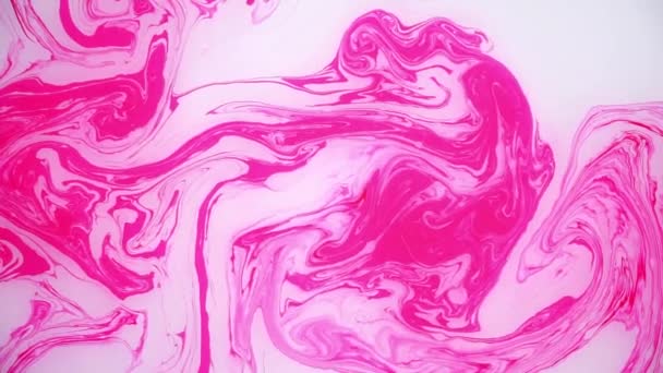 Fläckar av rosa bläck på vattnet. Abstrakt bakgrund footage. — Stockvideo