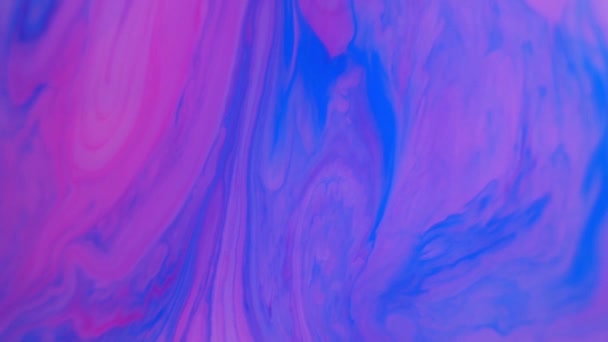 Flecken blauer und pinkfarbener Tinte auf dem Wasser. Abstraktes Hintergrundmaterial. — Stockvideo