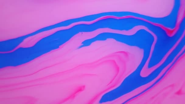 Vlekken van blauwe en roze inkt op het water. Abstracte achtergrond beelden. — Stockvideo