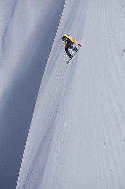Dağlarda uçan snowboardcu. Olağanüstü kış sporu.