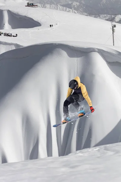 Snowboarder volante sulle montagne. Sport invernali estremi. — Foto Stock