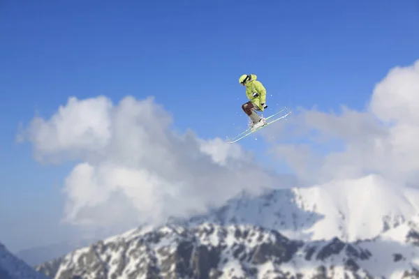 Dağlarda uçan kayakçı. Olağanüstü kış sporu. — Stok fotoğraf