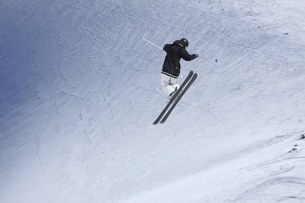 Літаючий лижник на горах. Екстремальний зимовий спорт . — стокове фото