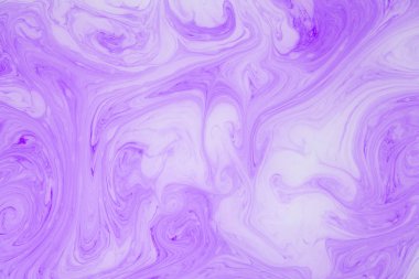 Menekşe mermer arka plan. Su üzerinde boya lekeleri.