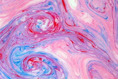 Renkli mermer arka plan. Su üzerinde boya lekeleri.