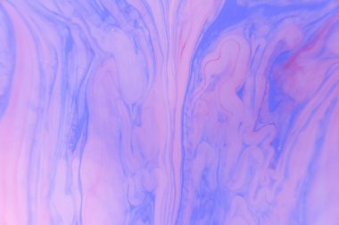 Menekşe mermer arka plan. Su üzerinde boya lekeleri.