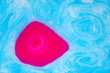 Renkli mermer arka plan. Su üzerinde boya lekeleri.