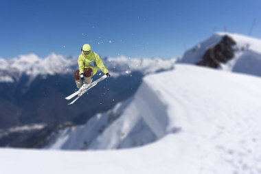 Dağlarda uçan kayakçı. Olağanüstü kış sporu.