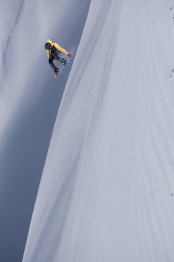 Dağlarda uçan snowboardcu. Olağanüstü kış sporu.