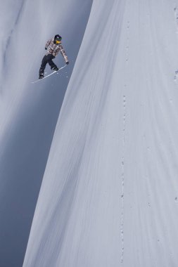 Dağlarda uçan snowboardcu. Olağanüstü kış sporu.