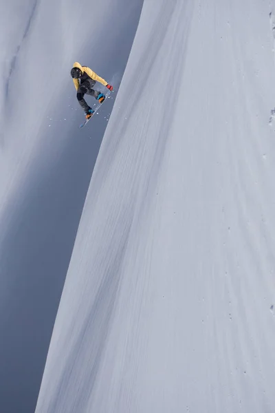Latający snowboardzista w górach. Ekstremalny sport zimowy. — Zdjęcie stockowe