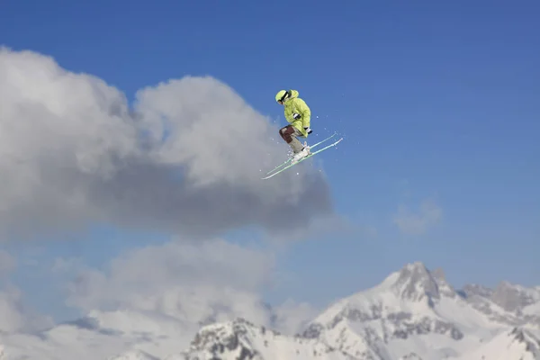 Flygande skidåkare på fjället. Extrem vinter sport. — Stockfoto