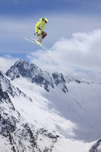 Repülő Síelő Havas Hegyek Extrém Téli Sport Alpesi Másolja Hely — Stock Fotó