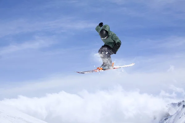 Vliegende skiër op besneeuwde bergen. Extreme wintersport, alpine ski. — Stockfoto