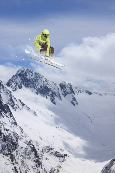 Latający narciarz na ośnieżonych gór. Ekstremalna zima sport, alpejski. — Zdjęcie stockowe
