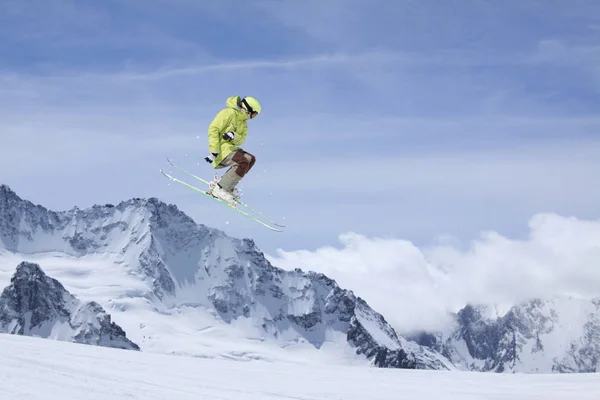 Esquiador voador em montanhas nevadas. Extremo esporte de inverno, esqui alpino . — Fotografia de Stock