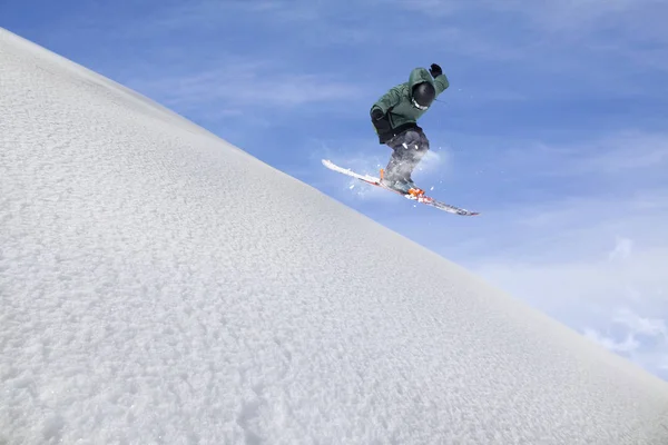 Vliegende skiër op besneeuwde bergen. Extreme wintersport, alpine ski. — Stockfoto