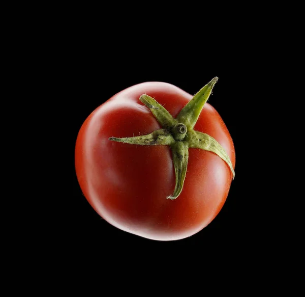 블랙에 고립 된 어두운 배경에 빨간 토마토. — 스톡 사진