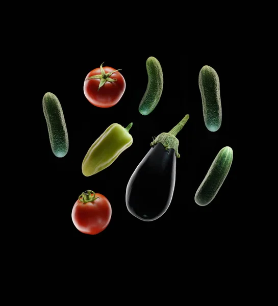 Legumes em fundo preto. Tomate, pimenta verde, pepino e berinjela . — Fotografia de Stock