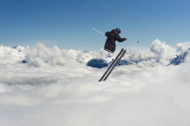 Karlı dağlar üzerinde uçan kayakçı. Aşırı kış sporları, Kayak.