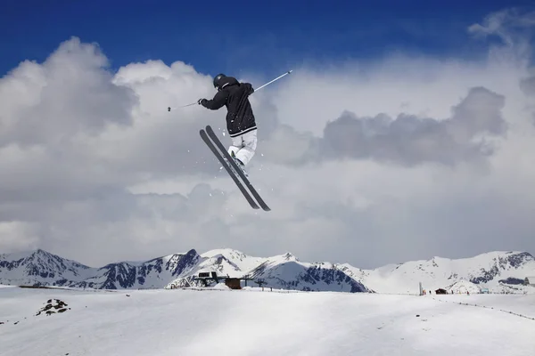 Esquiador voador em montanhas nevadas. Extremo esporte de inverno, esqui alpino . — Fotografia de Stock