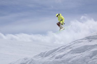 Karlı dağlar üzerinde uçan kayakçı. Aşırı kış sporları, Kayak.