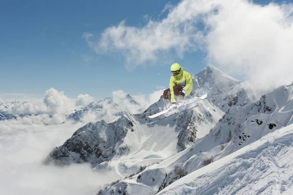 Sciatore volante su montagne innevate. Sport invernali estremi, sci alpino . — Foto Stock