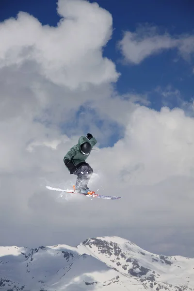 Fliegender Skifahrer auf verschneiten Bergen. Extremer Wintersport, Ski Alpin. — Stockfoto