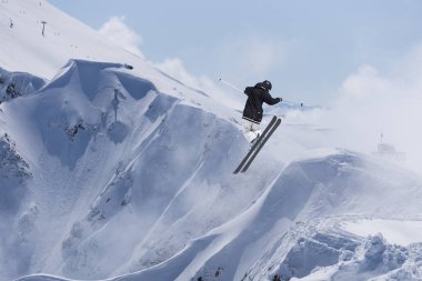 Karlı dağlar üzerinde uçan kayakçı. Aşırı kış sporları, Kayak.