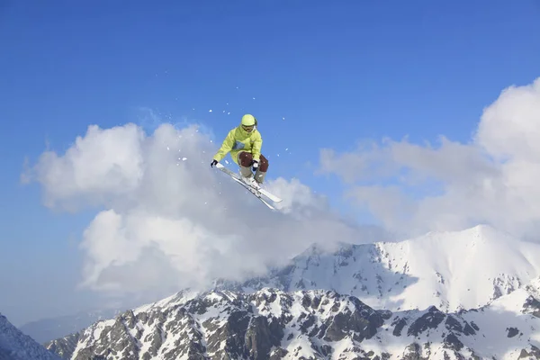 雪山にスキーヤーを飛んでいます。極端な冬スポーツ、アルペン スキー. — ストック写真