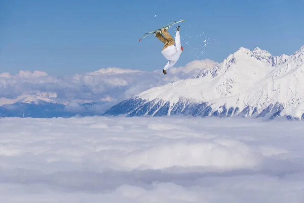 Fliegender Skifahrer auf verschneiten Bergen. Extremer Wintersport, Ski Alpin. — Stockfoto
