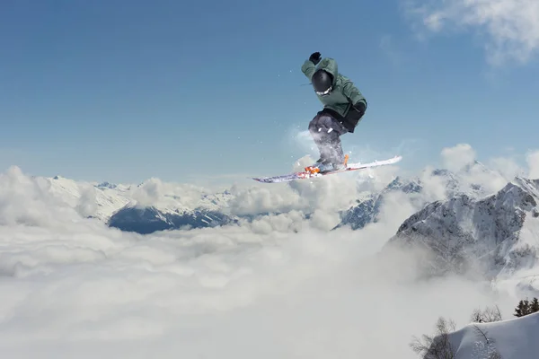 Esquiador voador em montanhas nevadas. Extremo esporte de inverno, esqui alpino . — Fotografia de Stock