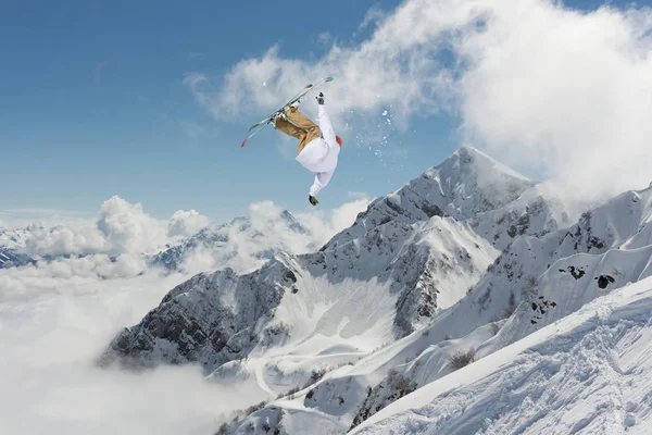 Летающий лыжник на снежных горах. Экстремальный зимний спорт, горнолыжный спорт . — стоковое фото