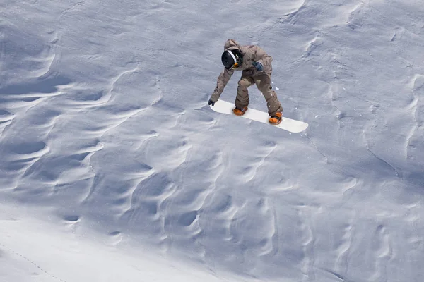 스노보드는 눈덮인 산비탈을 따라 비행 합니다. 극한의 겨울 스포츠, 스노보드. — 스톡 사진