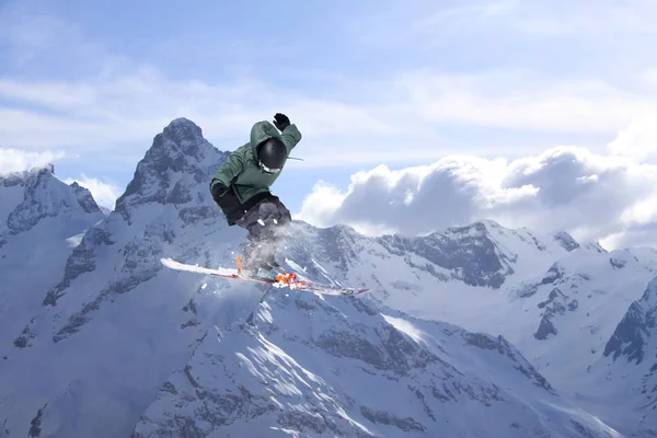 Flygande skidåkare på snötäckta berg. Extrema vintersport, Alpint skida. — Stockfoto